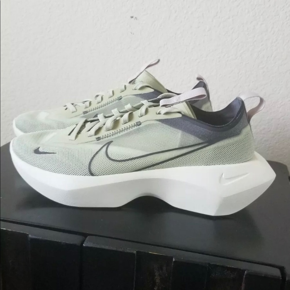 Womens nike Vista Lite Athletic shoes size 10